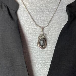 Vintage silver teardrop cameo pendant necklace